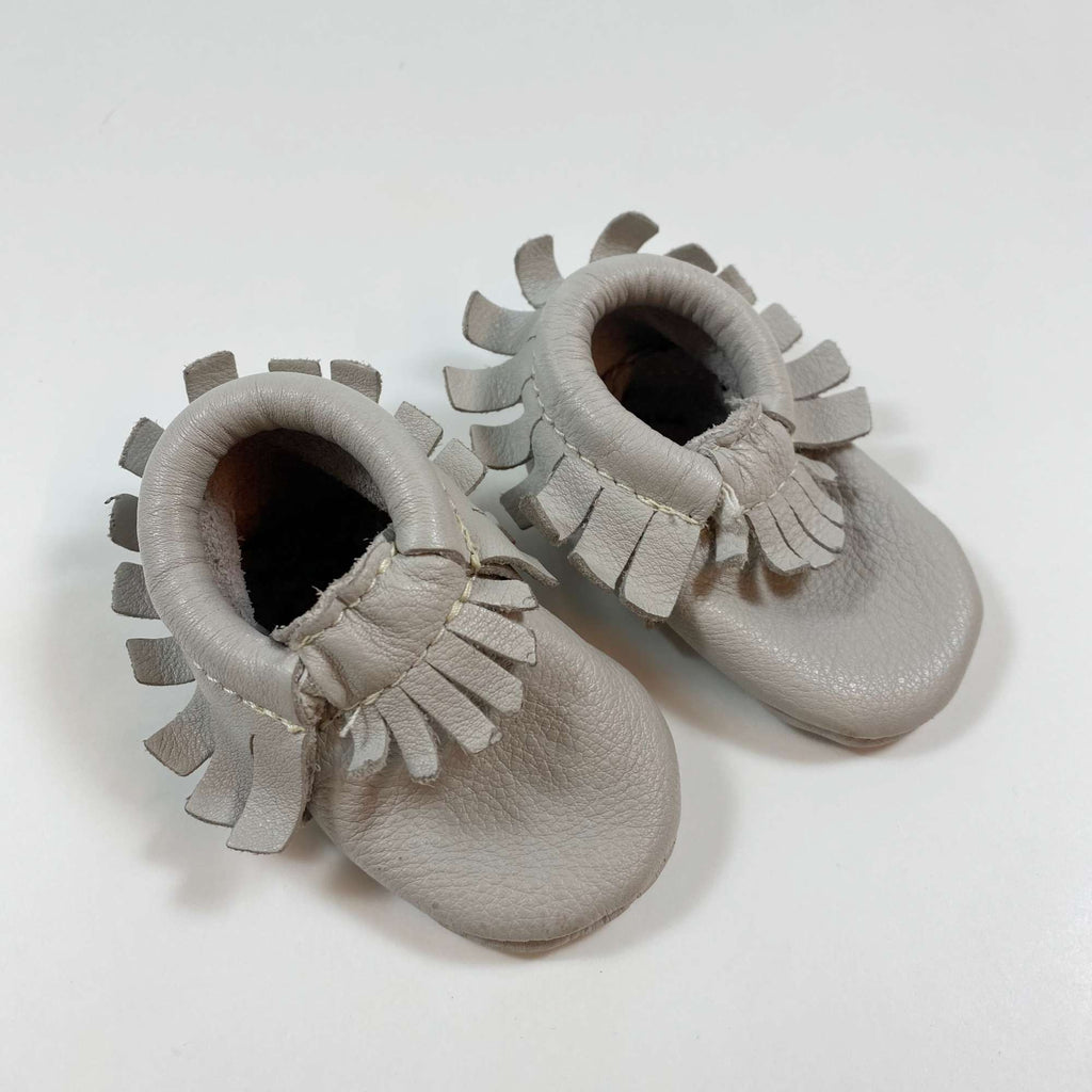 Piper Finn grey leather baby slippers 0/newborn von ingridemil.ch