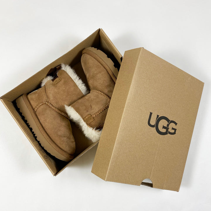 UGG Mini Bailey Bow II Stiefel in Kastanie 23.5