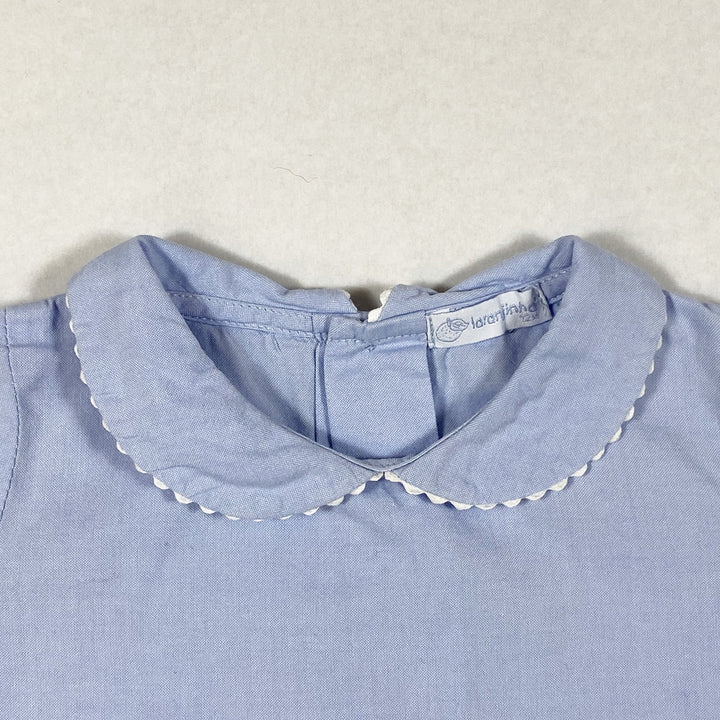 Laranjinha hellblaue kurzärmelige Bluse mit Bubikragen und weissen Verzierungen 12M