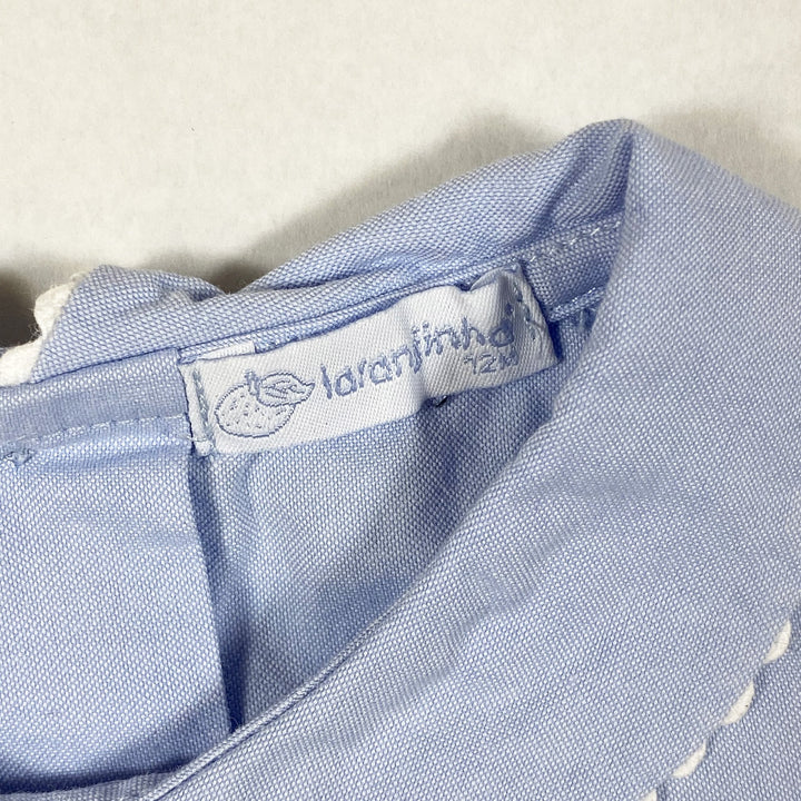 Laranjinha hellblaue kurzärmelige Bluse mit Bubikragen und weissen Verzierungen 12M